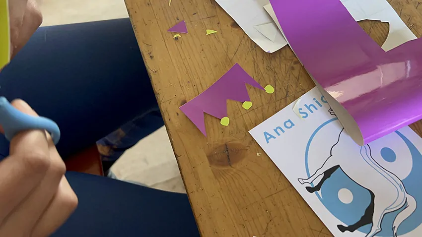 Une idée de couronne découpée dans du vinyle par une participante lors de la fresque du confort