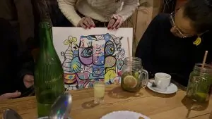 Le cadeau anniversaire art numérique pour femme de 50 ans imprimé et révélé aux invités qui ont participé