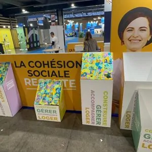 Idée animation originale de fresque sur stand de salon rse à Paris livrée installée et animée par Christophe Chazot co gérant de My Art Box