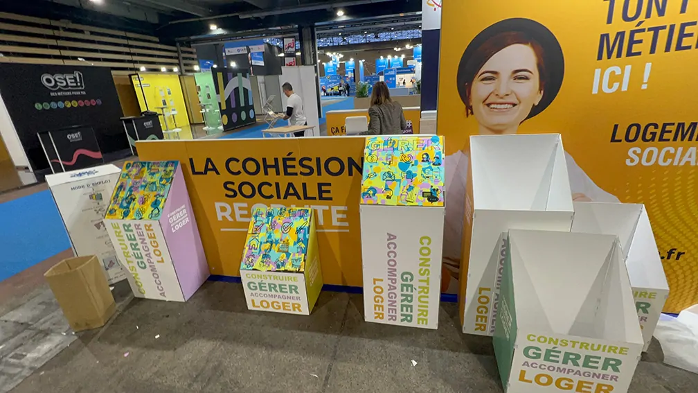 Idée animation originale de fresque sur stand de salon rse à Paris livrée installée et animée par Christophe Chazot co gérant de My Art Box