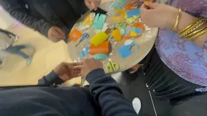 Les participants des idées personnelles lors d'une animation team building fresques en équipes à Lyon en découpant des pictogrammes simples dans du vinyle adhésif compris dans un kit individuel éco-responsable
