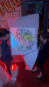 La fresque digitale imprimée sur plexi en cadeau anniversaire artistique digital 50 ans imaginé par aNa artiste à distance et expédiée dans toute la France
