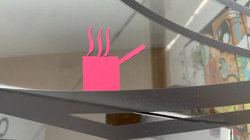 Une idée de casserole de cuisine découpé dans du vinyle rose par un cuisinier et collé sur fresque du tri My Art Box exposée à Albi