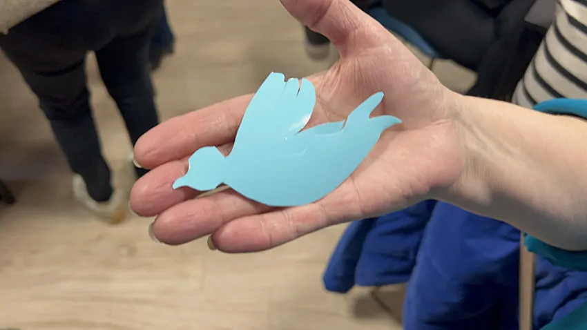 Une idée de colombe bleue découpée par une participante en animation fresque intégration à Poitiers dans du vinyle contenu dans le kit de matériel éco-responsable individuel My Art Box