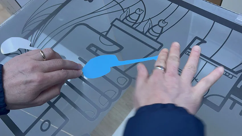 Idée de guitare basse bleue découpée dans du vinyle adhésif et collée sur la fresque inauguration My Art Box à Angers