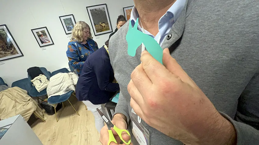 Une idée originale de cheval vert découpée par un participant en animation fresque intégration à Poitiers dans du vinyle contenu dans le kit de matériel éco-responsable individuel My Art Box