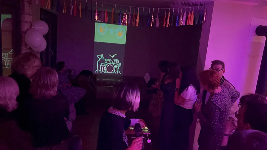 Le jeu avec les participants au cadeau anniversaire artistique digital 50 ans imaginé par aNa artiste