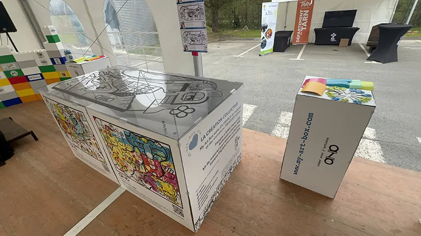 Le matériel éco-responsable de la fresque du tri My Art Box avant l'animation avec christophe chazot à Albi
