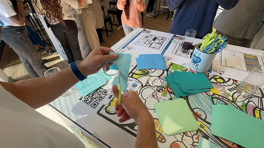 Le matériel adhésif sobre pour animation fresque inaugurale My Art Box