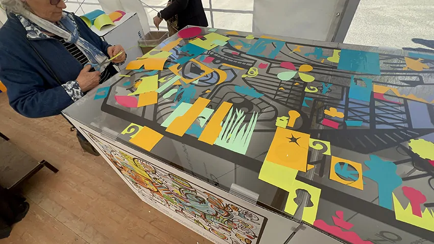 Une participante à la fresque du tri plexi et éco-responsable par My Art Box pendant l'animation à Albi