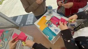 Des participantes à l'animation grande fresque inaugurale My Art Box à Albi