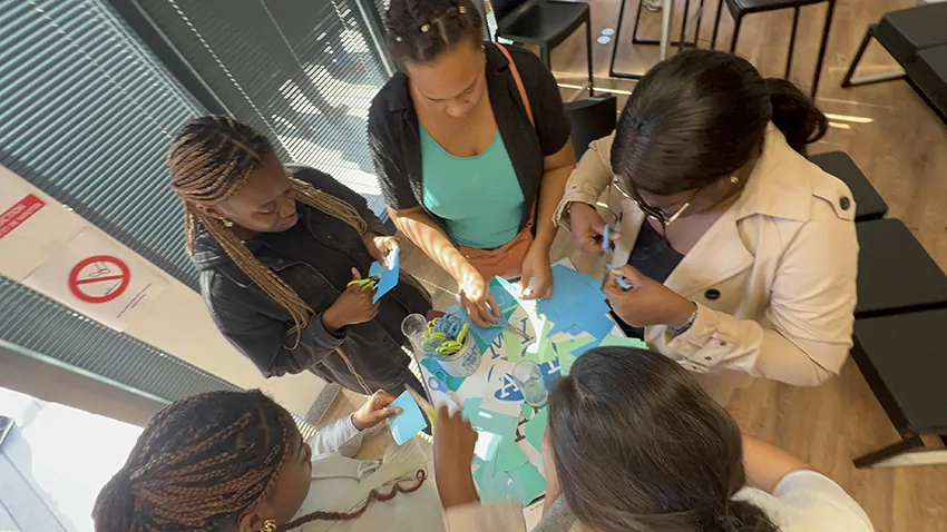 Les participantes à une animation fresque inaugurale à Paris