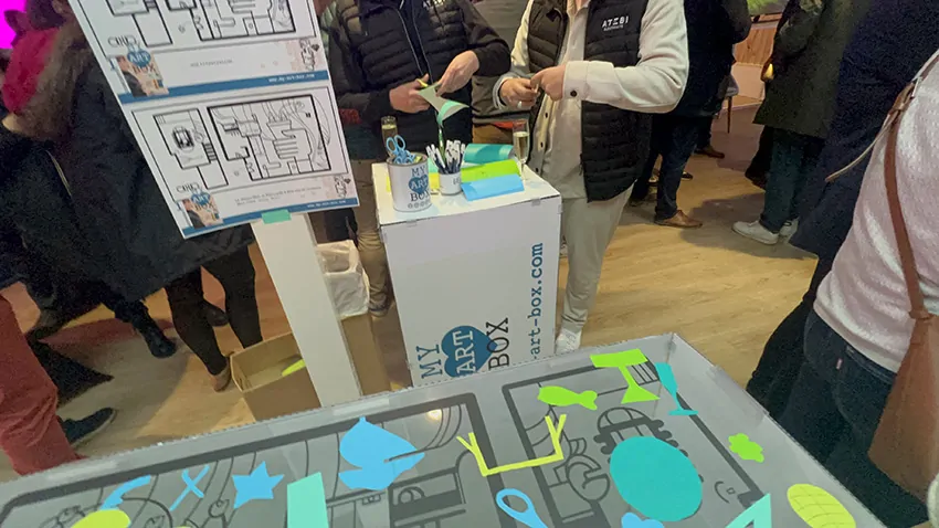 Des participants à l'animation fresque inauguration à Angers animée par Christophe Chazot pour My Art Box