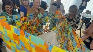 Les participants à une animation team building fresques en équipes à Lyon animée par Christophe Chazot