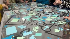 Le support plexi de la fresque intégration éco-responsable de Poitiers est pré-imprimé avec un dessin de aNa artiste et accueille toutes les idées des participants
