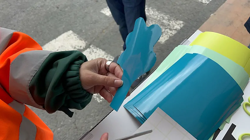 Un symbole de chêne découpé dans du vinyle et collé sur la fresque du tri My Art Box pendant l'animation inaugurale à Albi