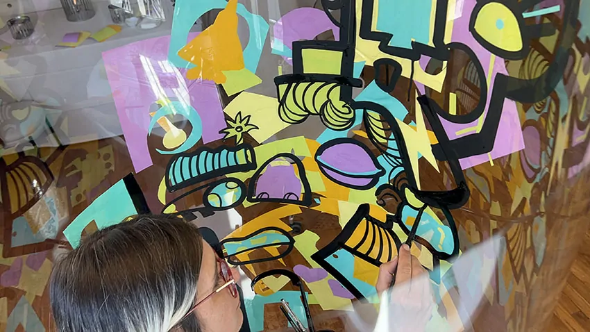 ana artiste dans son tube plexi en team-building pour Avocats et Notaires éco-responsables à Paris