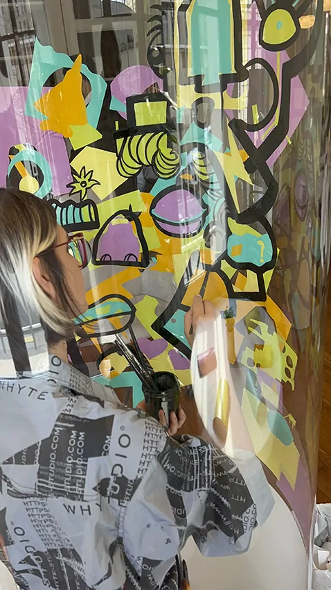 ana artiste dans son tube plexi transparent en team-building pour études d'avocats éco-responsables à Paris