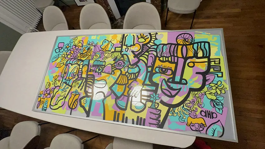 Le tableau encadré réalisé en team-building pour avocats à Paris est prêt à être révélé