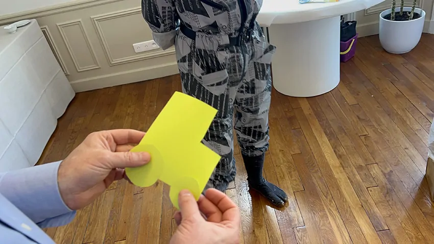 Un tracteur découpé dans du vinyle vert est une des premières idées en team-building pour avocats organisé par My Art Box à Paris et animé par Christophe Chazot