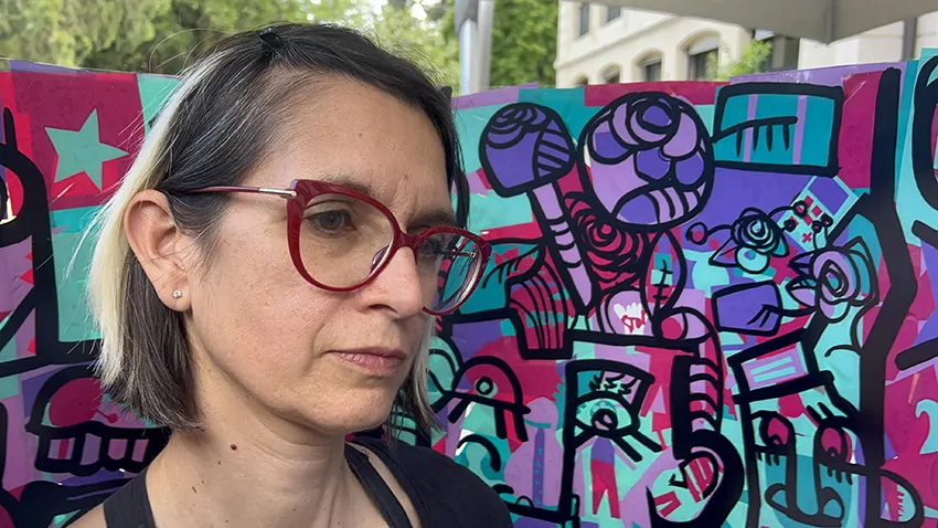 ana artiste est concentrée lorsqu’elle peint dans son tube plexi éco-responsable en team building secteur de la petite enfance à Genève