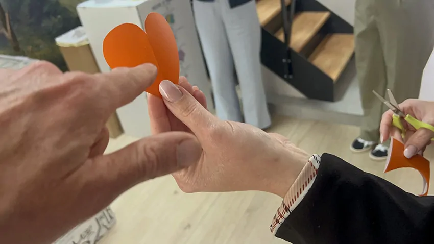 Un cœur orange découpé lors du team building pour architectes à Paris en lieu et place de la peinture pour proposer une animation RSE plus sobre