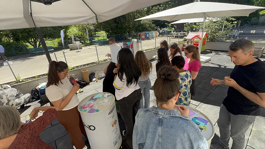 Des participantes utilisent leur kit individuel éco-responsable My Art Box lors d’un team building secteur de la petite enfance à Genève animé par Christophe Chazot