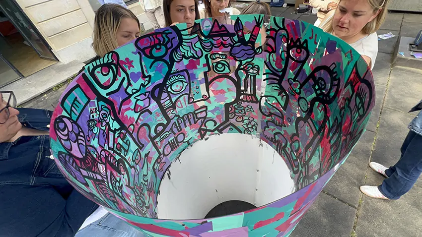 La fresque Cylindrique en plexi créée par aNa artiste lors d’un team building secteur de la petite enfance à Genève animé par Christophe Chazot