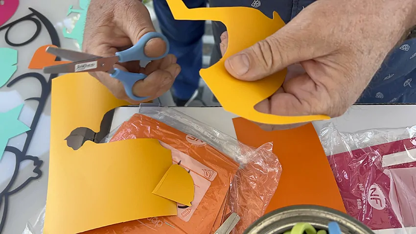 idée de chat découpé dans des adhésif rse orange pour 2 fresques en inauguration animées à Metz par Christophe Chazot