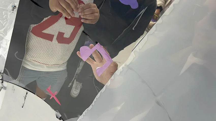 Une idée de notes de musique découpée dans du vinyle adhésifs rose lors du team building secteur de la petite enfance à Genève animé par Christophe Chazot