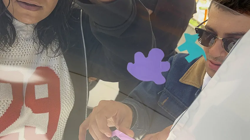 Des idées découpées et collées sur le plexi cylindrique de aNa artiste par les participants lors d’un team building secteur de la petite enfance à Genève animé par Christophe Chazot