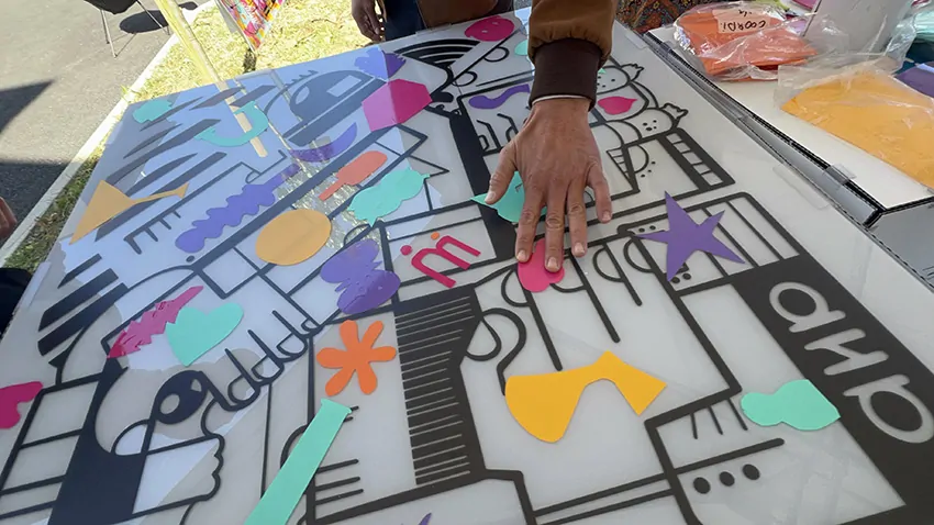 Pose d’adhésifs colorés sur plan architectural lors d’une animation RSE sans peinture : Le matériel sobre et éco-responsable imaginé par My Art Box pour 2 fresques en inauguration animées à Metz par Christophe Chazot