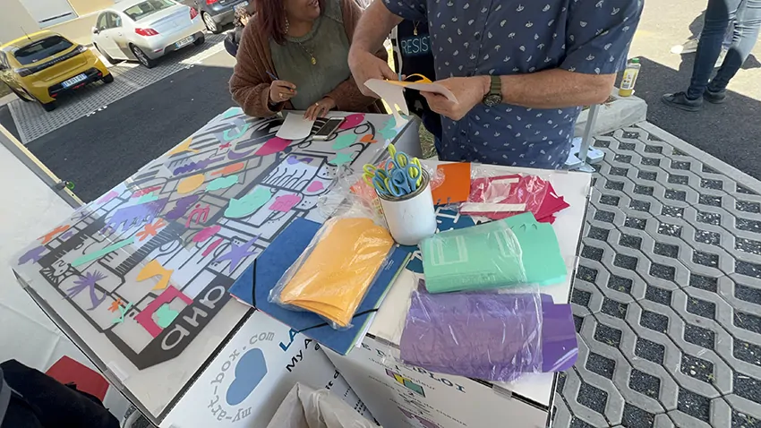 Des participants amusés qui utilisent le matériel éco-responsable innovant de My Art Box pour 2 fresques en inauguration animées à Metz par Christophe Chazot