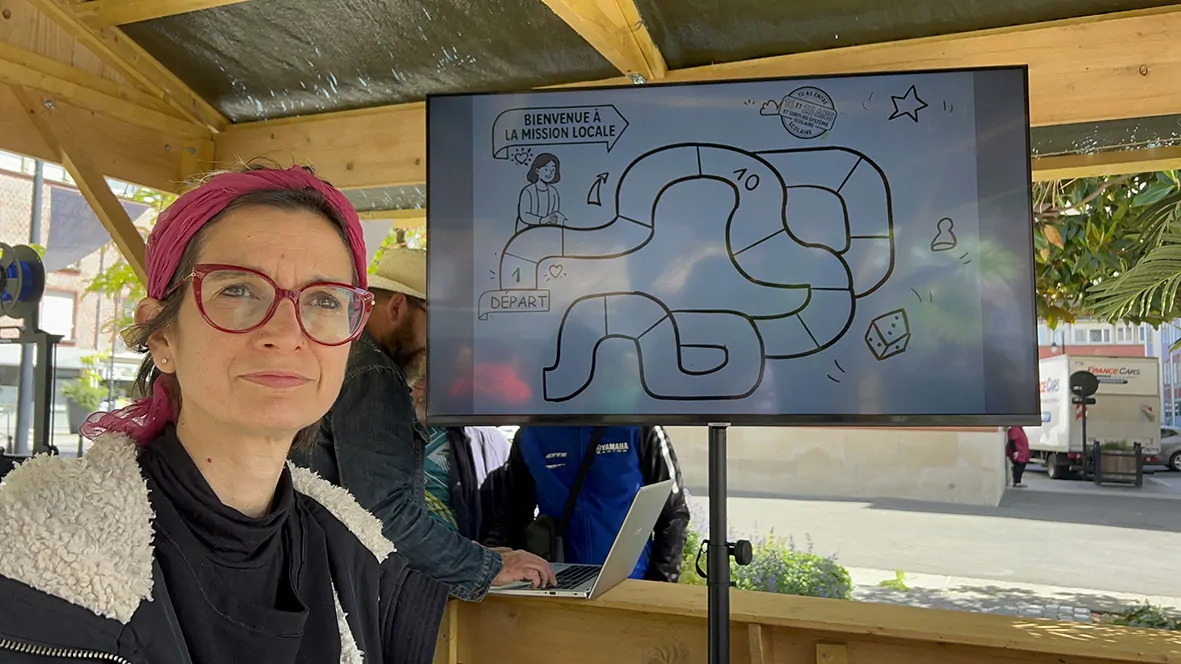 aNa animation pose devant le croquis de la fresque en facilitation graphique digitale à Abbeville