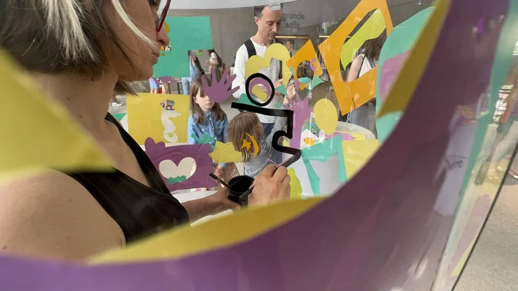 Ana artiste en train de peindre en animation fresque éco-responsable à Genève