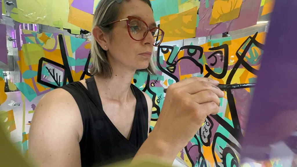 ana artiste dans son tube en plexiglas en animation fresque éco-responsable à Genève animée par Christophe Chazot et organisé par My Art Box