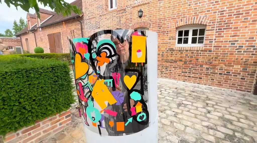aNa artiste dans son tube en plexiglas lors d'une animation originale fresque pour mariage à Orleans animée par Christophe Chazot