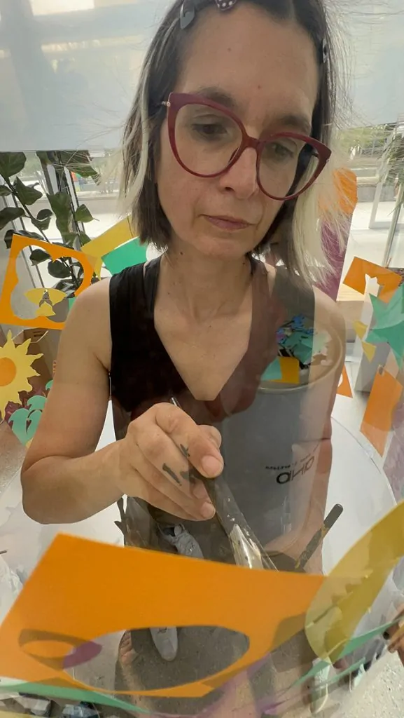 ana en train de peindre lors du team building animation fresque éco-responsable à Genève animée par Christophe Chazot