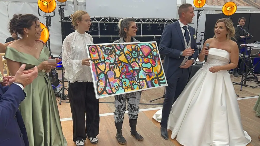 La révélation de l'œuvre aNa encadrée lors d'une animation fresque pour mariage à Orleans