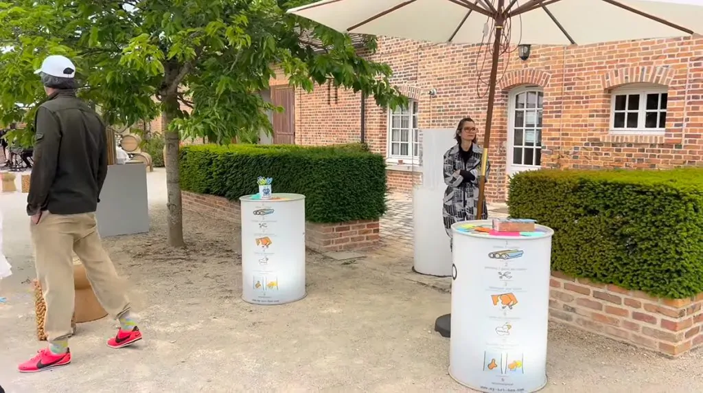 aNa artiste et Christophe Chazot devant le matériel d'animation fresque pour mariage à Orleans en attendant les invités