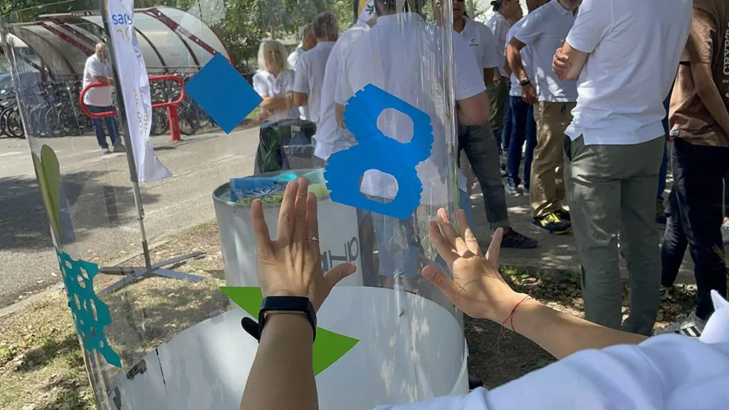 My Art Box propose une idée d'animation originale fresque en garden party à Grenoble disponible dans toute la france au même prix qui prend la forme d'une fresque plexi en cylindre sur lequel les participants collent leurs idées découpées dans du vinyle adhésif