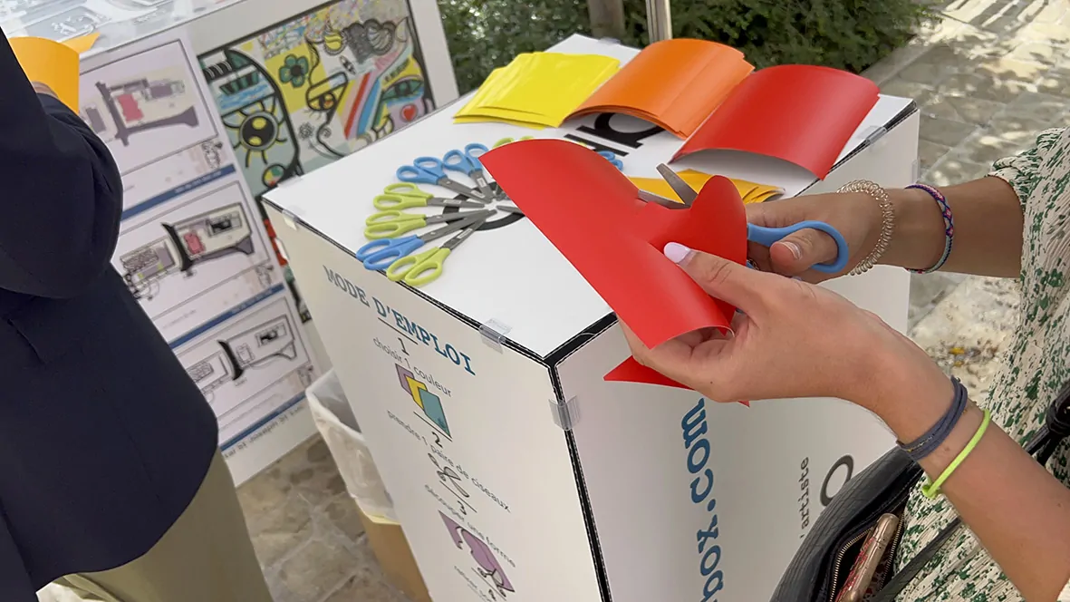 Création aux ciseaux dans du vinyle rouge qui sera collée sur les fresques éco-responsables en pose de première pierre à Chartres lors de l'animation organisée par Christophe Chazot