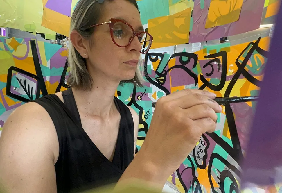 ana artiste dans son tube en plexiglas en animation fresque éco-responsable à Genève animée par Christophe Chazot et organisé par My Art Box