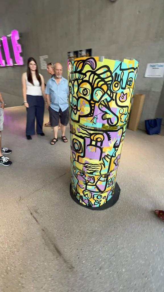 Le grand cylindre coloré en plexiglas peint par ana artiste en animation fresque éco-responsable à Genève animée par Christophe Chazot