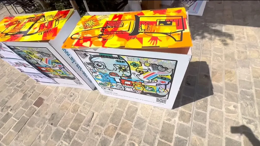 Les fresques éco-responsables en pose de première pierre à Chartres imprimées sur plexiglas et complétées en animation par les participants guidés par Christophe Chazot