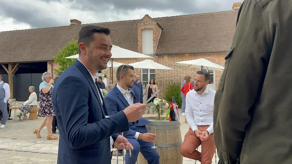 Un homme modèle animation silhouette pour mariage à Genève découvre le résultat découpé par le silhouettiste Christophe Chazot