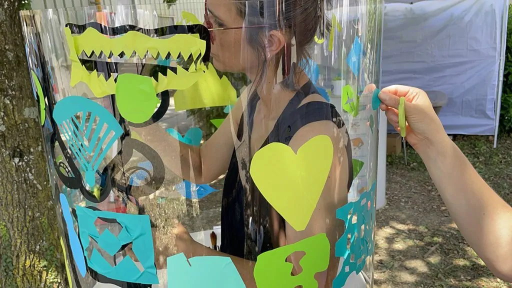 My Art Box propose une super idée d'animation éco-responsable fresque en garden party à Grenoble réalisée par aNa dans un cylindre en PET recyclable et avec du matériel de réemploi