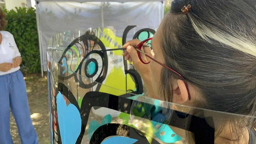 My Art Box propose une super idée d'animation inclusive fresque en garden party à Grenoble réalisée par aNa qui accueille tous les publics et participants sans aucune compétence artistique de 2 à 100 ans