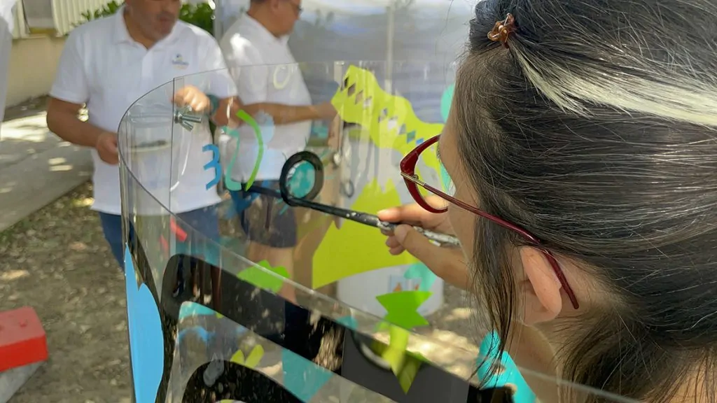 Idée d'animation originale éco-responsable fresque en garden party à Grenoble réalisée par aNa qui est disponible en 4 formats et dans toute la France tous les jours de l'année