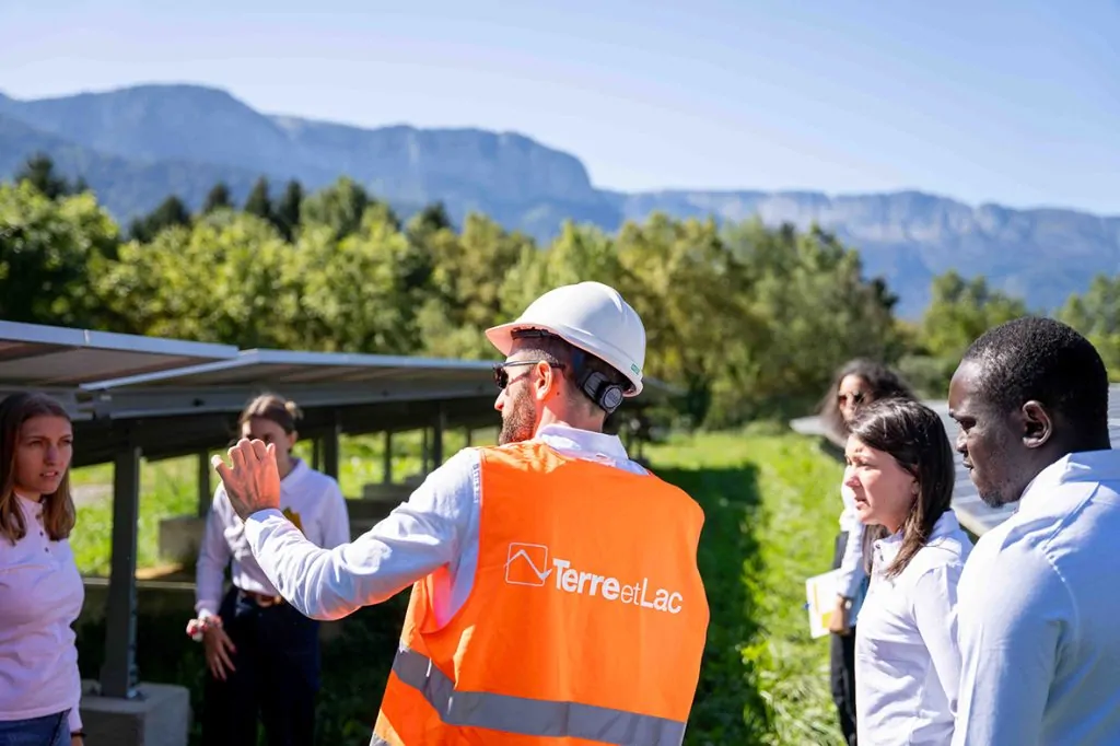 Un agent qui fait un discours inaugural lors de la mise en service d'un parc photovoltaïque illustre le jeu des valeurs sociétales de Terre et Lac